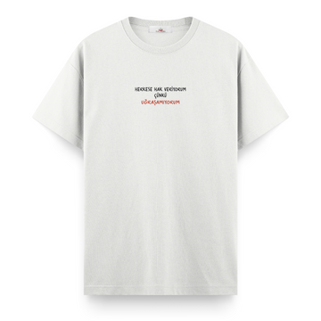 Herkese Hak Veriyorum Çünkü Uğraşamıyorum - Regular Tshirt